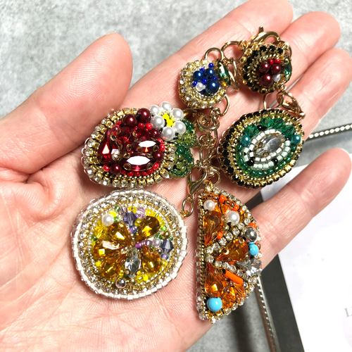ビーズ刺繍　果物モチーフ　バッグチャーム　夏アクセサリー　6種のフルーツが実る ビーズ刺繍 果物モチーフ バッグチャーム アクセサリー 【6種の