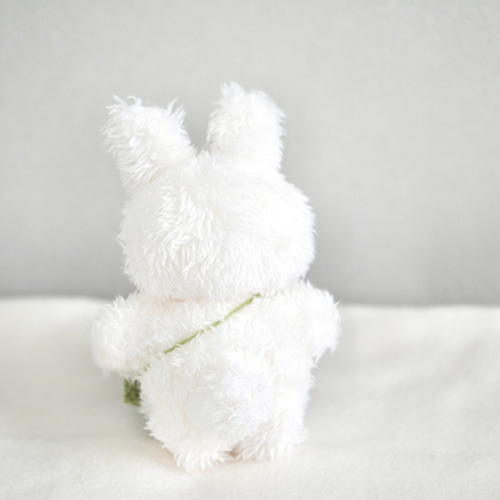 紫陽花咲く、うさぎさんのぬいぐるみ 手編みのお花を添えて ぬいぐるみ
