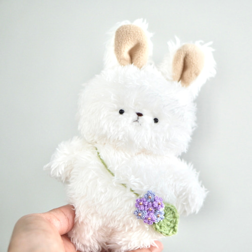 うさぎ　作家様　ぬいぐるみ　レア 紫陽花咲く、うさぎさんのぬいぐるみ 手編みのお花を添えて ぬいぐるみ