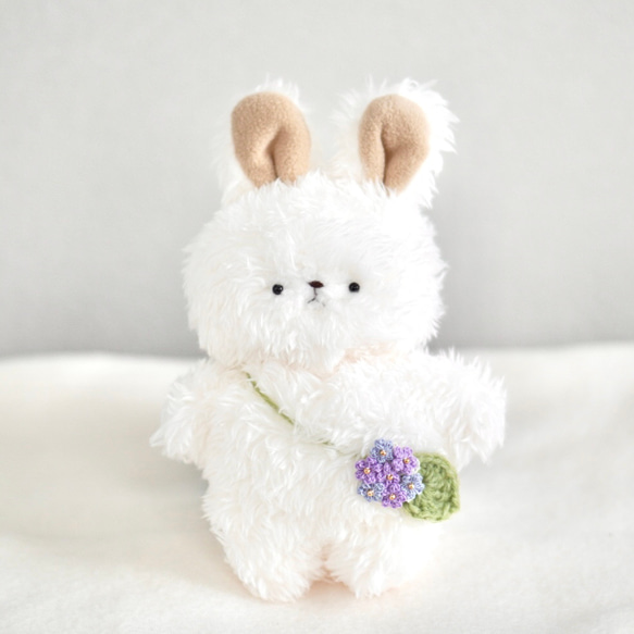 紫陽花咲く、うさぎさんのぬいぐるみ 手編みのお花を添えて