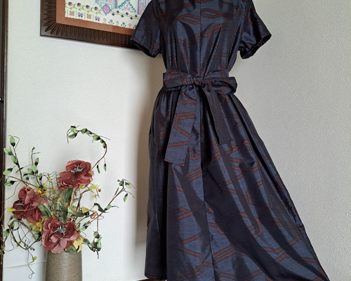 正絹大島紬着物リメイク前開き肘丈ギャザー袖ワンピース 正絹大島紬着物リメイク前開き肘丈ギャザー袖ワンピース - メルカリ