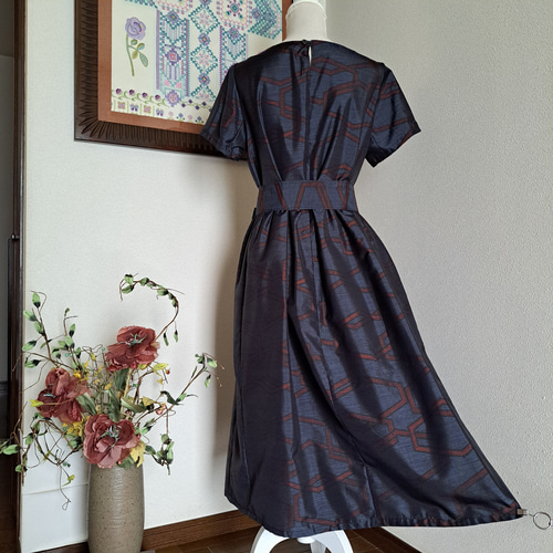 着物リメイク 大島紬 紺色系 蝶柄ギャザーワンピース 着物リメイク 大島紬 紺色系 蝶柄ギャザーワンピース