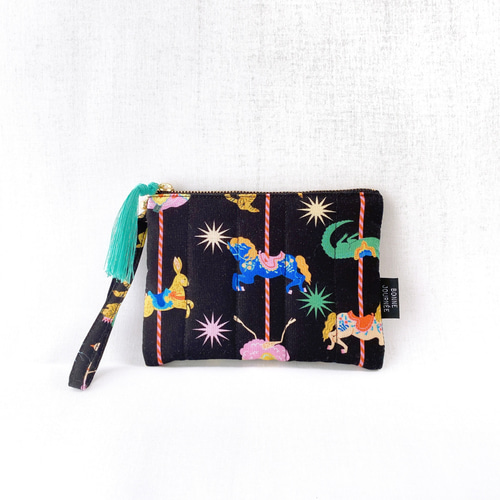 タイムレストレジャーポーチ　ハンドメイドフラットポーチ　タイムレストレジャー Timeless treasure ＊ 遊園地 木馬 ポーチ 14 cm キルティングフラット