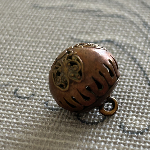 フランスアンティークボタン メタル製 1900年初頭 ドーム型 透かし
