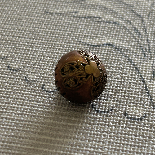 【美品】フランスアンティーク BM花文字 丈夫なメティス 大判カバー[3319] フランスアンティークボタン メタル製 1900年初頭 ドーム型 透かし