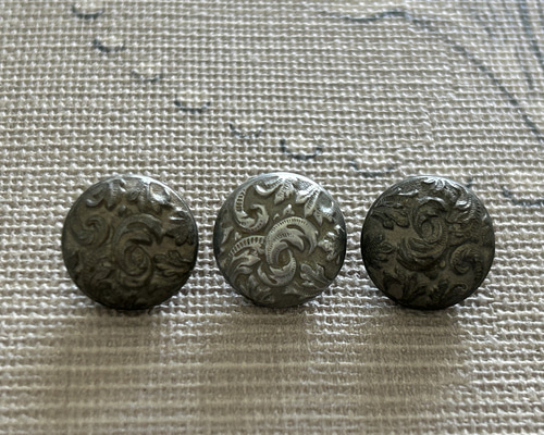 フランスアンティークボタン メタル製 1900年初頭 アカンサス エンボス