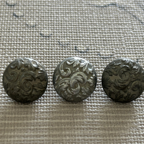 フランスアンティークボタン メタル製 1900年初頭 アカンサス エンボス