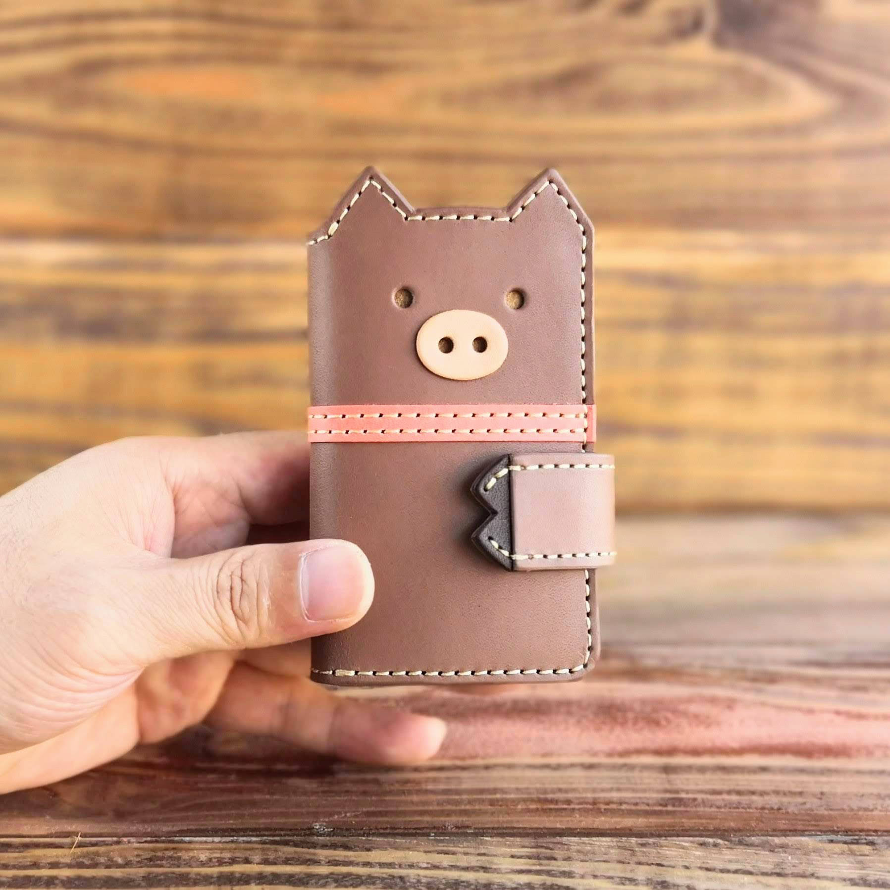 ＊子豚さん三つ折りレザーキーケース＊カードポケット付き／ベージュ