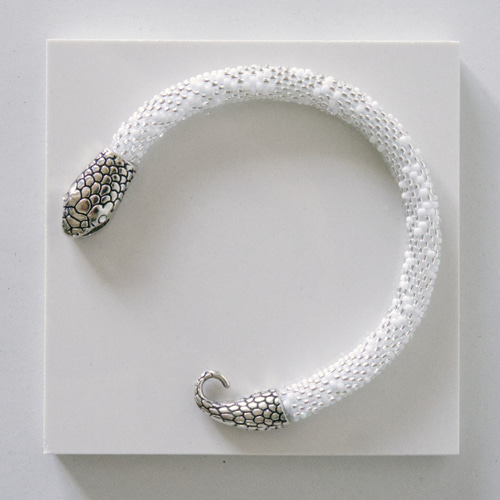 ランダムMIX柄ヘビ・スノー】ビーズブレスレット｜神聖な蛇モチーフ