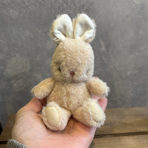 おすわりうさぎのピーチさん ぬいぐるみ atelier mum 通販 19381111