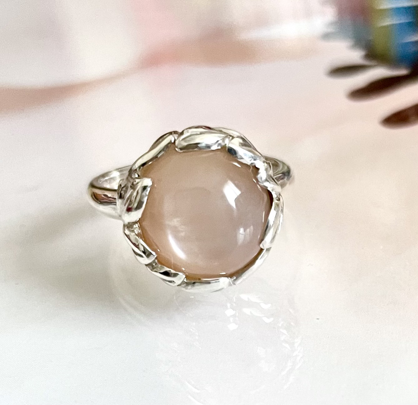 ナチュラルムーンストーンのボタニカルリング(ベージュ)