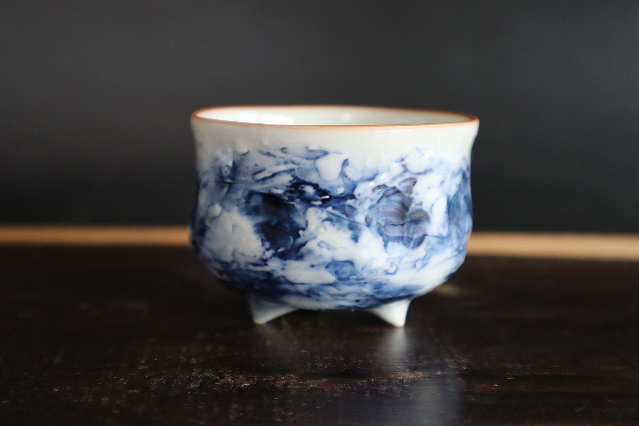 青泥扁形三足ぐい吞－京焼・清水焼