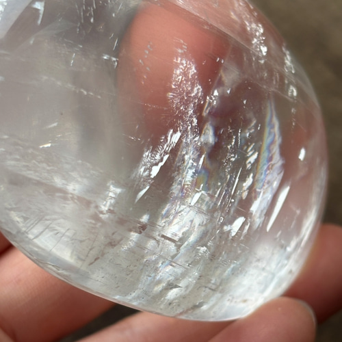 虹入り☆オプティカルカルサイト☆握り石☆大きめ☆80.2mm☆177.5g