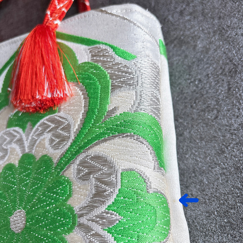 紬帯　藍染の亀甲花文　リメイク　胡桃皮ハンドルバッグ 紬帯 藍染の亀甲花文 リメイク 胡桃皮ハンドルバッグ - メルカリ