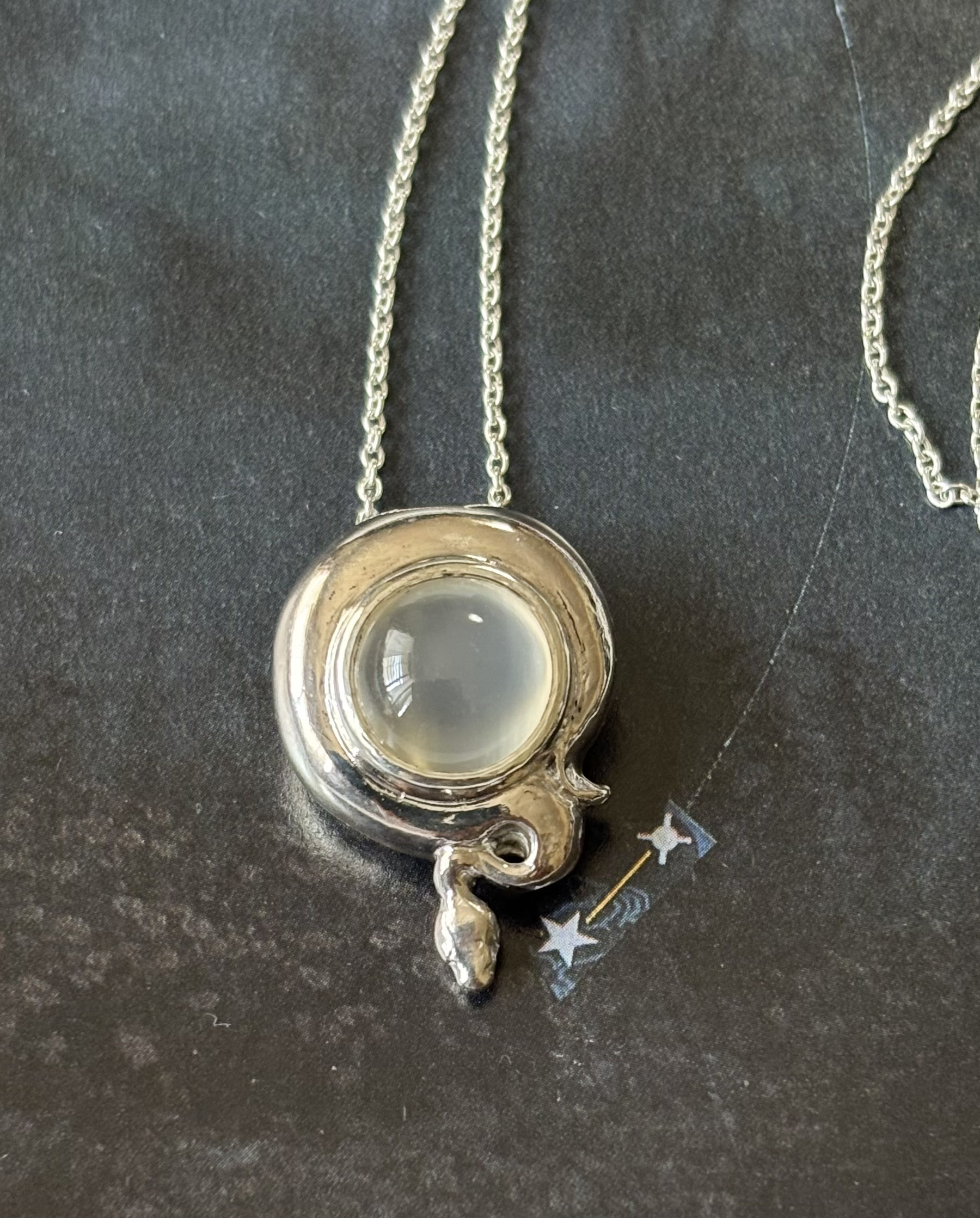 月を抱くボールパイソン　ムーンストーン