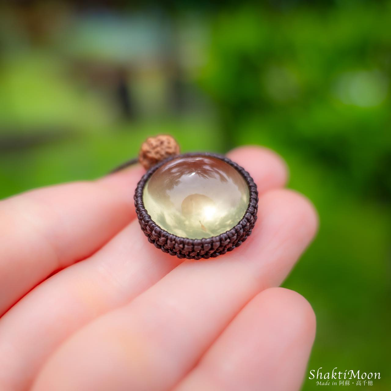 明るいエネルギーで心身を癒し、ポジティブになりたいあなたへ！レモンクォーツとルドラクシャのお守りマクラメネックレス5