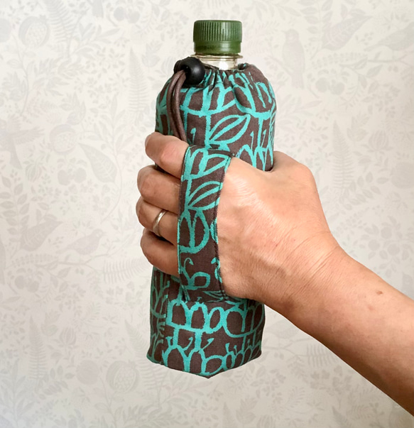 ペットボトルカバー　ミニ　花柄グリーン　ハンドメイド 持ち手がついたペットボトルカバー(水草グリーン) その他キッチン小物