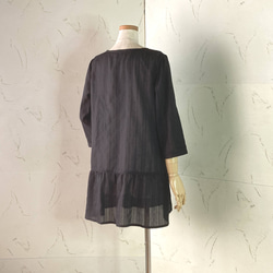 ブラックからみ織りドビー　七分袖ローウエスト・ペプラムロングブラウス　11号　着丈80 5枚目の画像