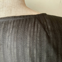 ブラックからみ織りドビー　七分袖ローウエスト・ペプラムロングブラウス　11号　着丈80 7枚目の画像