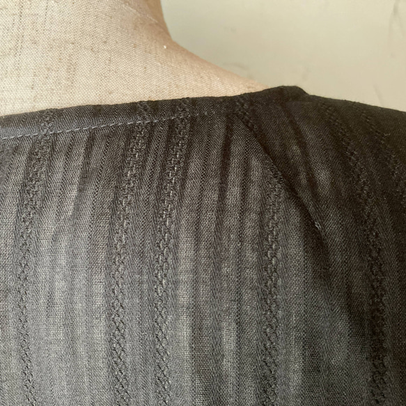 ブラックからみ織りドビー　七分袖ローウエスト・ペプラムロングブラウス　11号　着丈80 7枚目の画像