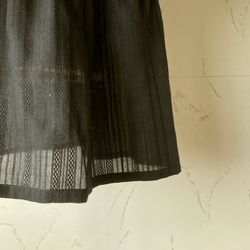 ブラックからみ織りドビー　七分袖ローウエスト・ペプラムロングブラウス　11号　着丈80 10枚目の画像