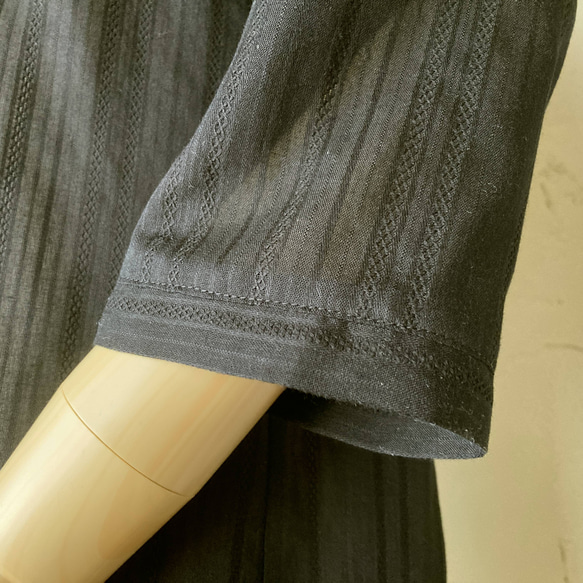 ブラックからみ織りドビー　七分袖ローウエスト・ペプラムロングブラウス　11号　着丈80 9枚目の画像
