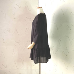 ブラックからみ織りドビー　七分袖ローウエスト・ペプラムロングブラウス　11号　着丈80 3枚目の画像