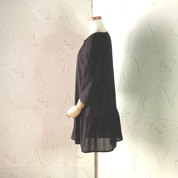 ブラックからみ織りドビー　七分袖ローウエスト・ペプラムロングブラウス　11号　着丈80 3枚目の画像