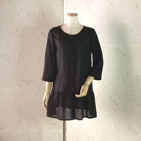 ブラックからみ織りドビー　七分袖ローウエスト・ペプラムロングブラウス　11号　着丈80 1枚目の画像