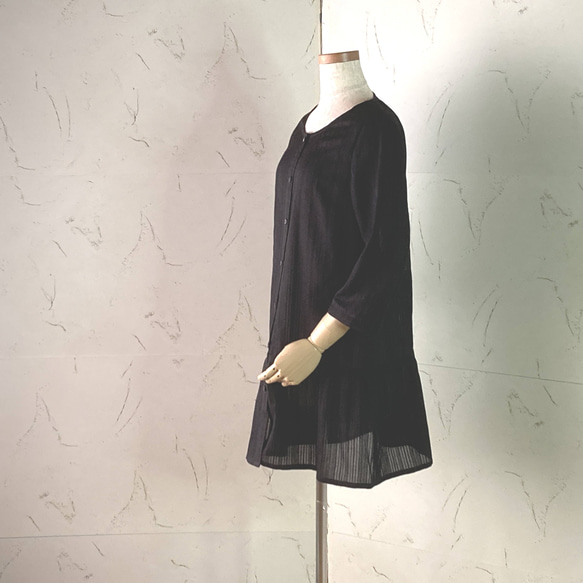 ブラックからみ織りドビー　七分袖ローウエスト・ペプラムロングブラウス　11号　着丈80 2枚目の画像