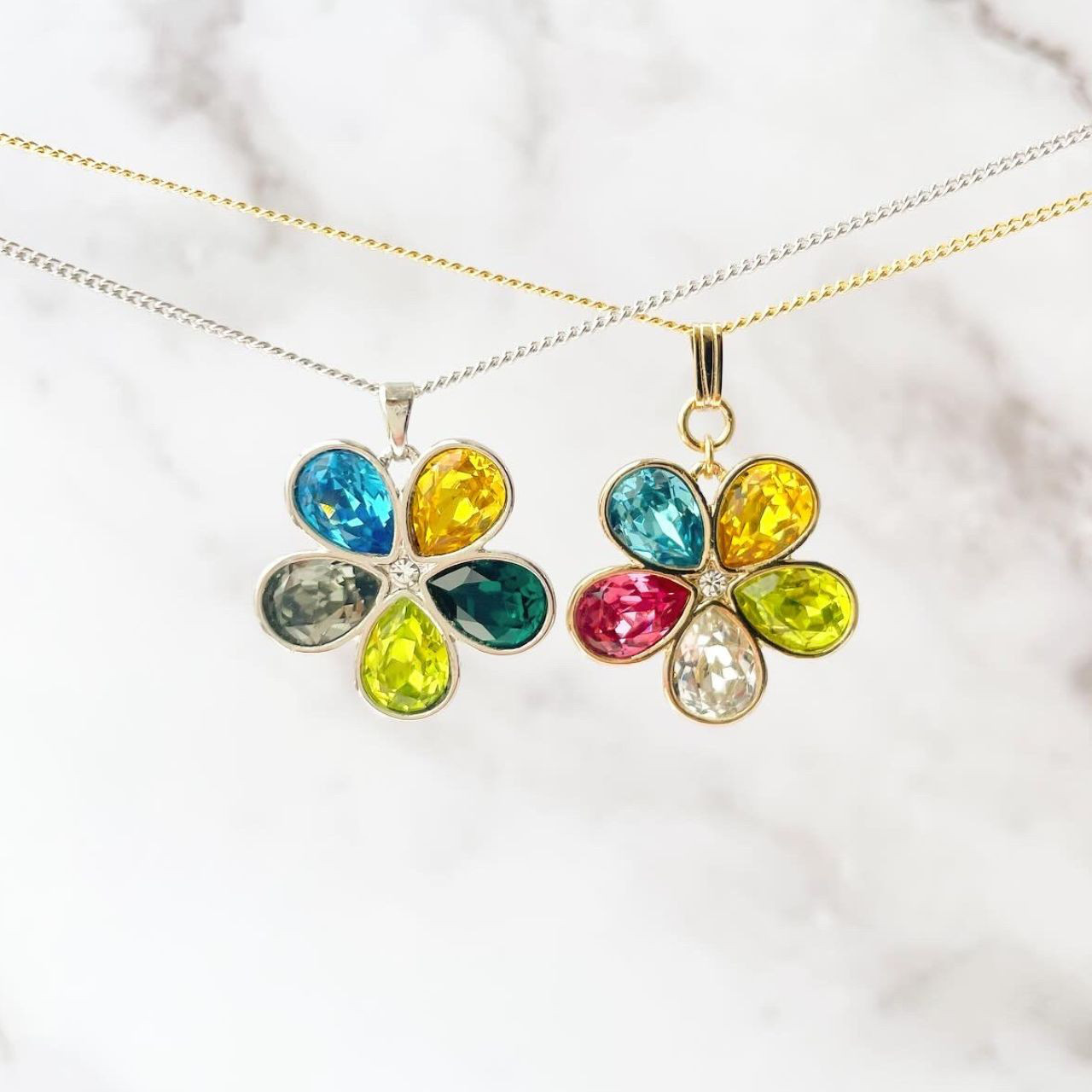 【選べる2カラー♪】フラワーマルチカラーネックレス　大人可愛い　華やか　キラキラ　普段使い　花　マルチカラー