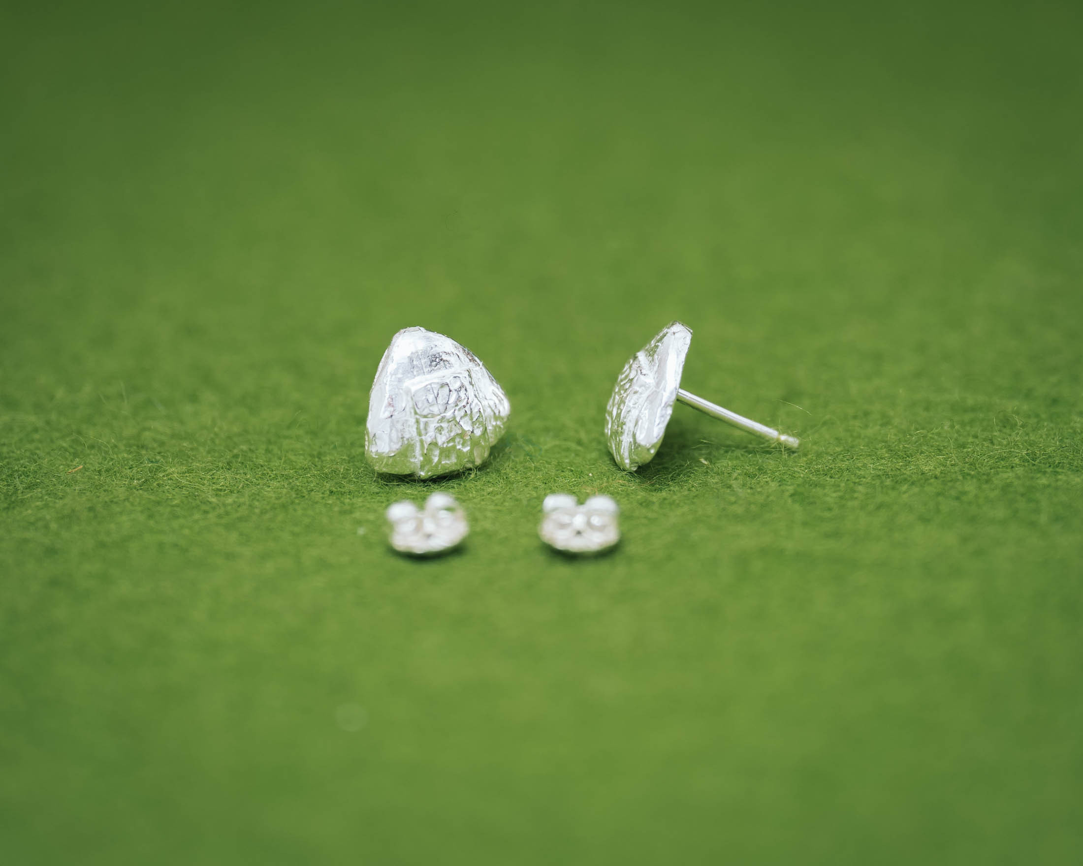 おにぎり ミニピアス (ピアスのみ)