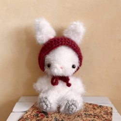 美品　familiar 赤いウサギとクマの刺繍 うさぎの刺繍ブローチ(赤・白) | ami embroidery