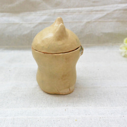 ベージュ猫のマグカップ　蓋つき　ねこ　個性的なニャンコカップ・小物入れ・器　手作り陶芸　陶器　ネコ 7枚目の画像