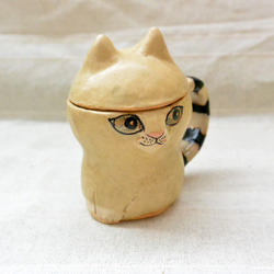 ベージュ猫のマグカップ　蓋つき　ねこ　個性的なニャンコカップ・小物入れ・器　手作り陶芸　陶器　ネコ 2枚目の画像