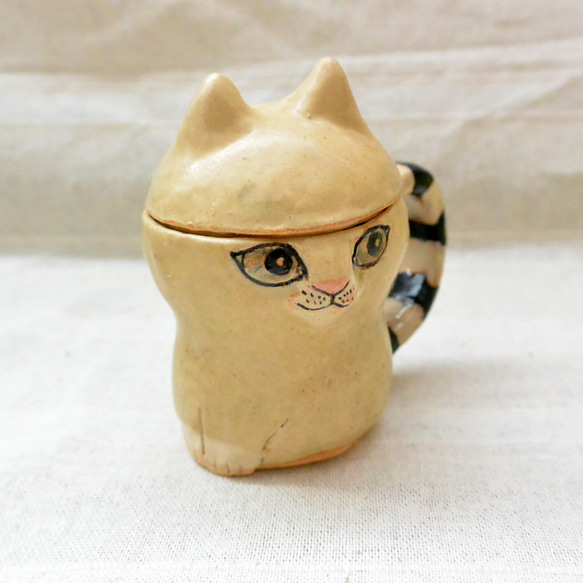 ベージュ猫のマグカップ　蓋つき　ねこ　個性的なニャンコカップ・小物入れ・器　手作り陶芸　陶器　ネコ 2枚目の画像