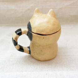 ベージュ猫のマグカップ　蓋つき　ねこ　個性的なニャンコカップ・小物入れ・器　手作り陶芸　陶器　ネコ 6枚目の画像