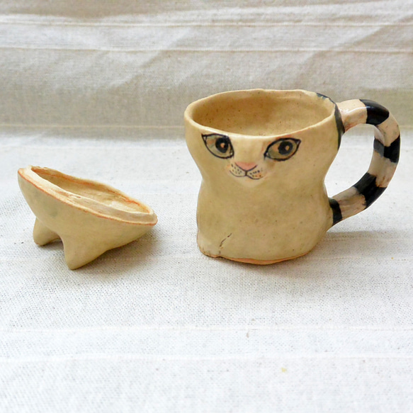 ベージュ猫のマグカップ　蓋つき　ねこ　個性的なニャンコカップ・小物入れ・器　手作り陶芸　陶器　ネコ 3枚目の画像