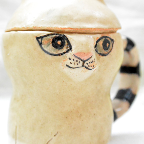 ベージュ猫のマグカップ　蓋つき　ねこ　個性的なニャンコカップ・小物入れ・器　手作り陶芸　陶器　ネコ 12枚目の画像