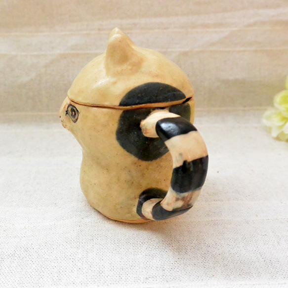 ベージュ猫のマグカップ　蓋つき　ねこ　個性的なニャンコカップ・小物入れ・器　手作り陶芸　陶器　ネコ 5枚目の画像