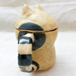 ベージュ猫のマグカップ　蓋つき　ねこ　個性的なニャンコカップ・小物入れ・器　手作り陶芸　陶器　ネコ 8枚目の画像