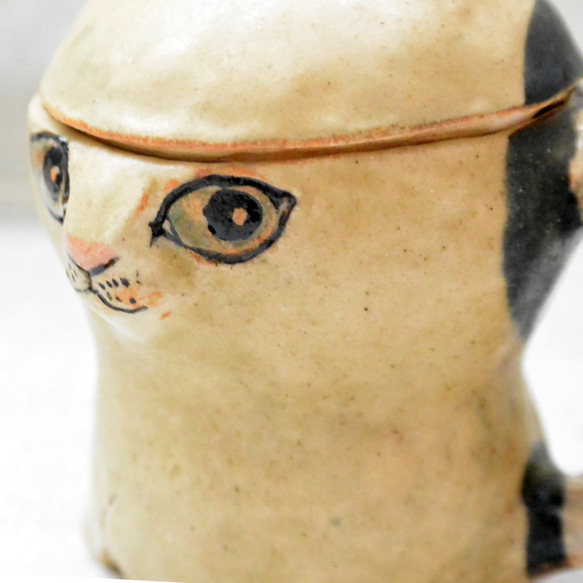 ベージュ猫のマグカップ　蓋つき　ねこ　個性的なニャンコカップ・小物入れ・器　手作り陶芸　陶器　ネコ 10枚目の画像