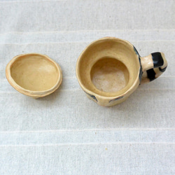 ベージュ猫のマグカップ　蓋つき　ねこ　個性的なニャンコカップ・小物入れ・器　手作り陶芸　陶器　ネコ 9枚目の画像