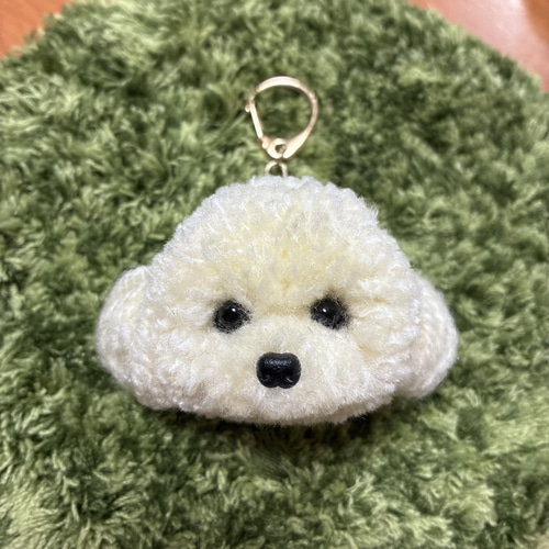 【あらん★】トイプードル 白 犬 羊毛フェルト キーホルダー ストラップ うるうるおめめのトイプードル ポンポン毛糸キーホルダー＊オフ