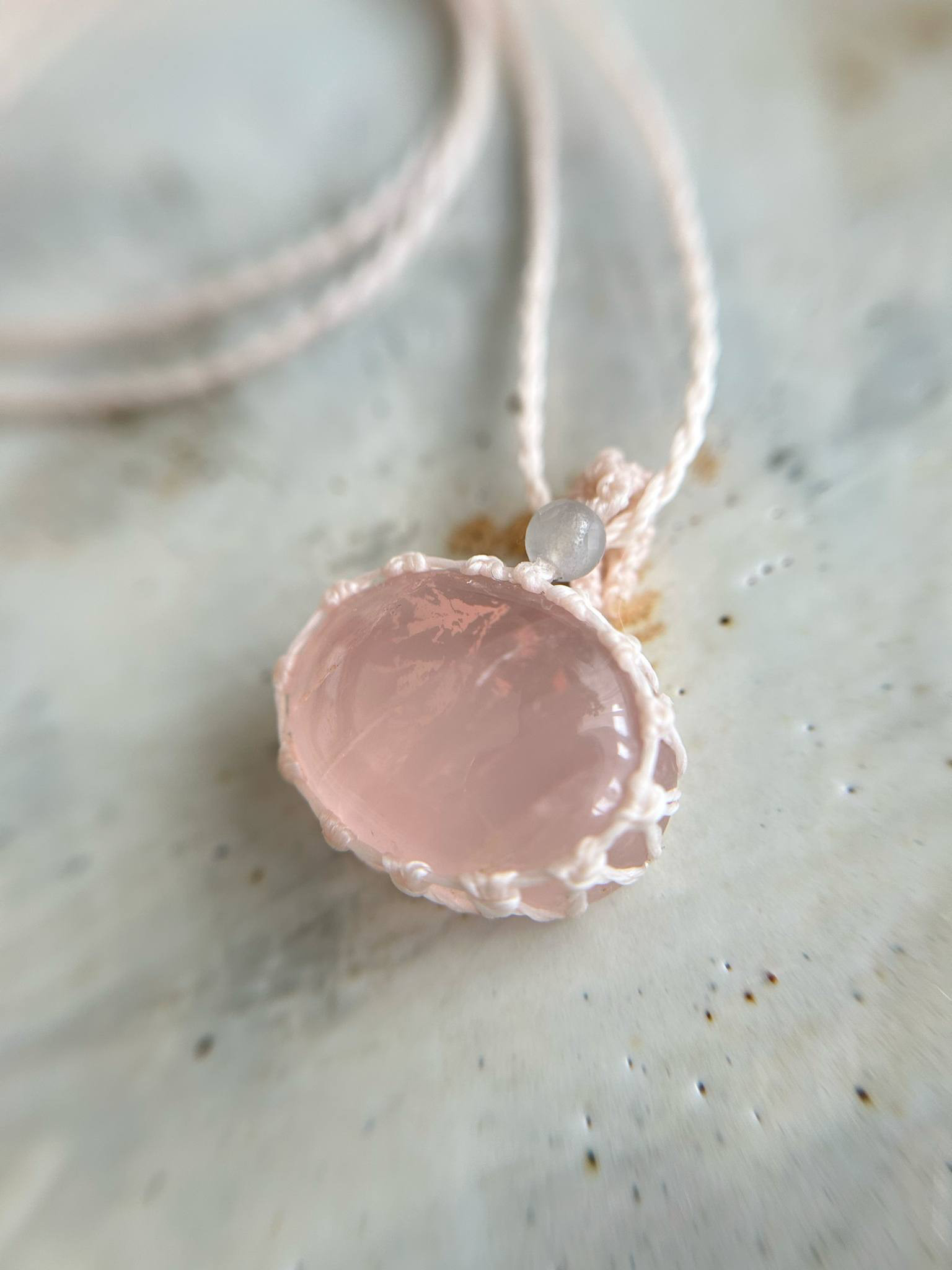 天然石のマクラメネックレス　～光を編む～　ローズクオーツ　インド産