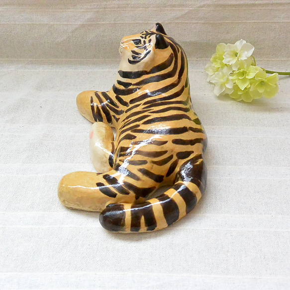 リラックス・寝そべりトラ　特大　置物　野生ネコ　大型猫科　タイガー　虎　手作り陶芸　陶器の置物　干支・寅　ねこ 7枚目の画像
