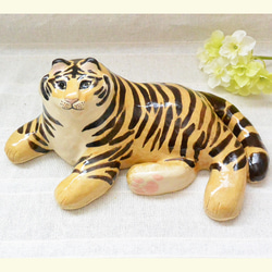リラックス・寝そべりトラ　特大　置物　野生ネコ　大型猫科　タイガー　虎　手作り陶芸　陶器の置物　干支・寅　ねこ 5枚目の画像