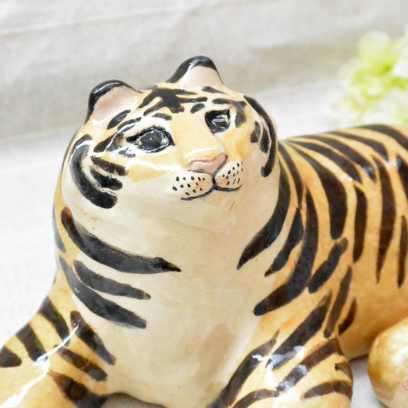 リラックス・寝そべりトラ　特大　置物　野生ネコ　大型猫科　タイガー　虎　手作り陶芸　陶器の置物　干支・寅　ねこ 1枚目の画像