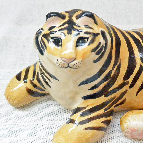 リラックス・寝そべりトラ　特大　置物　野生ネコ　大型猫科　タイガー　虎　手作り陶芸　陶器の置物　干支・寅　ねこ 8枚目の画像