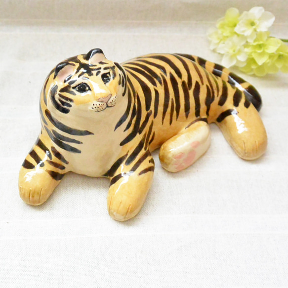 リラックス・寝そべりトラ　特大　置物　野生ネコ　大型猫科　タイガー　虎　手作り陶芸　陶器の置物　干支・寅　ねこ 2枚目の画像